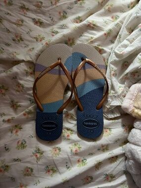 Multicolor flip flops